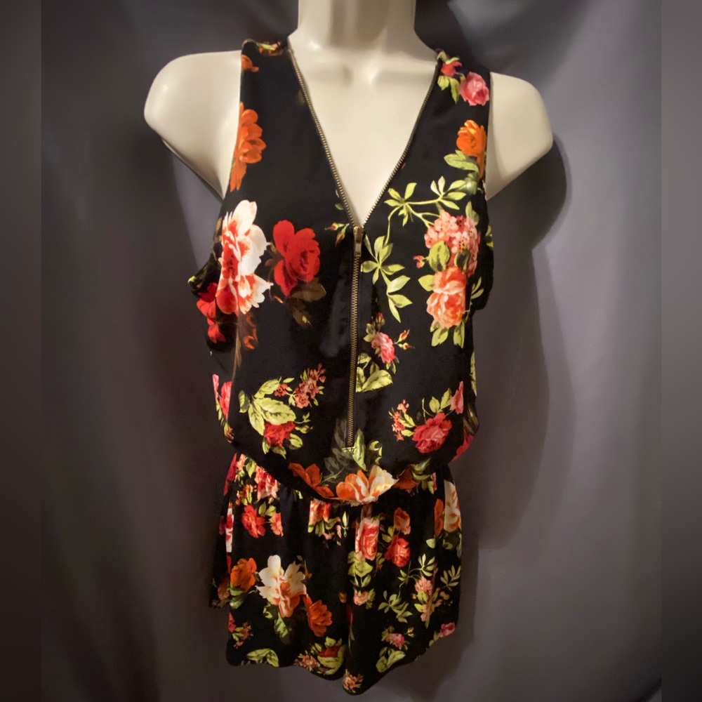 🎀 Women’s Shorts Romper Outfit Size medium Ambiance Brand black floral print